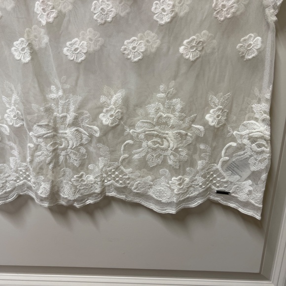 Adorable mesh embroidered crop top - Picture 3 of 4